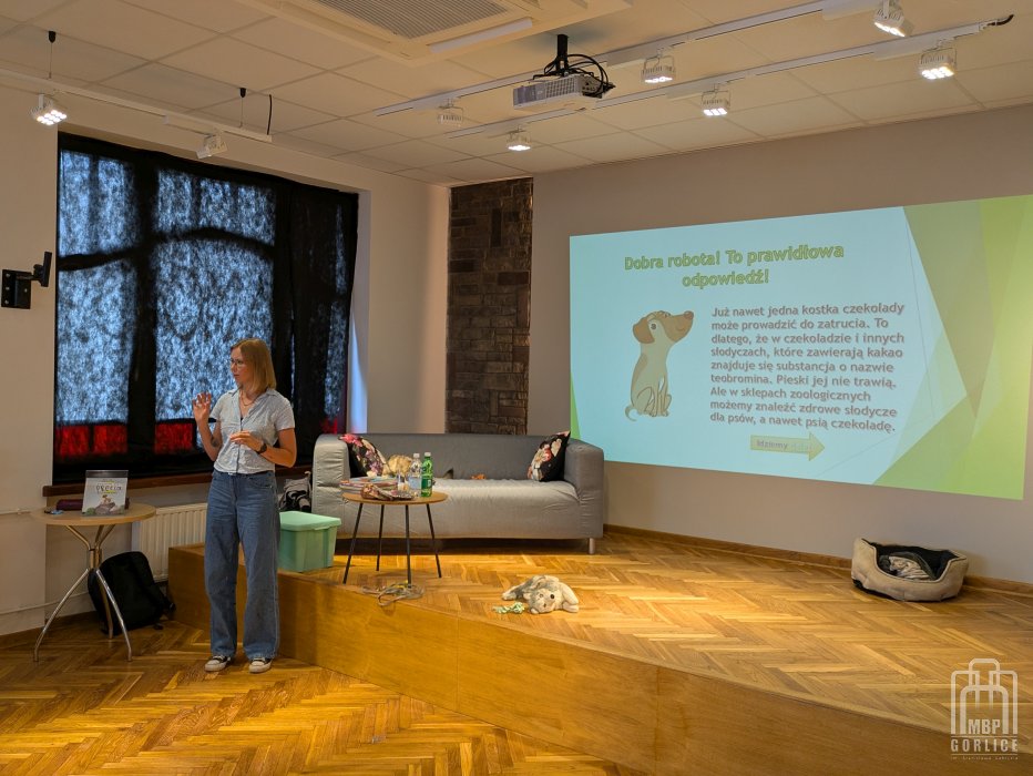 Biblioteka Gorlice, Lato z Biblioteką Marta Maj podczas prezentacji o psach